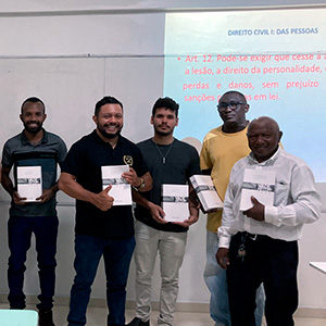 Curso de Direito - Entrega do livro Vade Mecum aos formandos